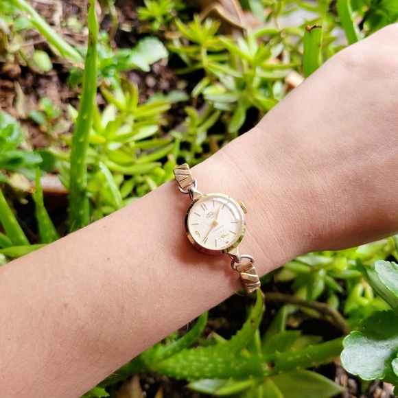 Smiths Accessories - Vintage Smiths Empire 7 Jewels Gold Stretch Watch